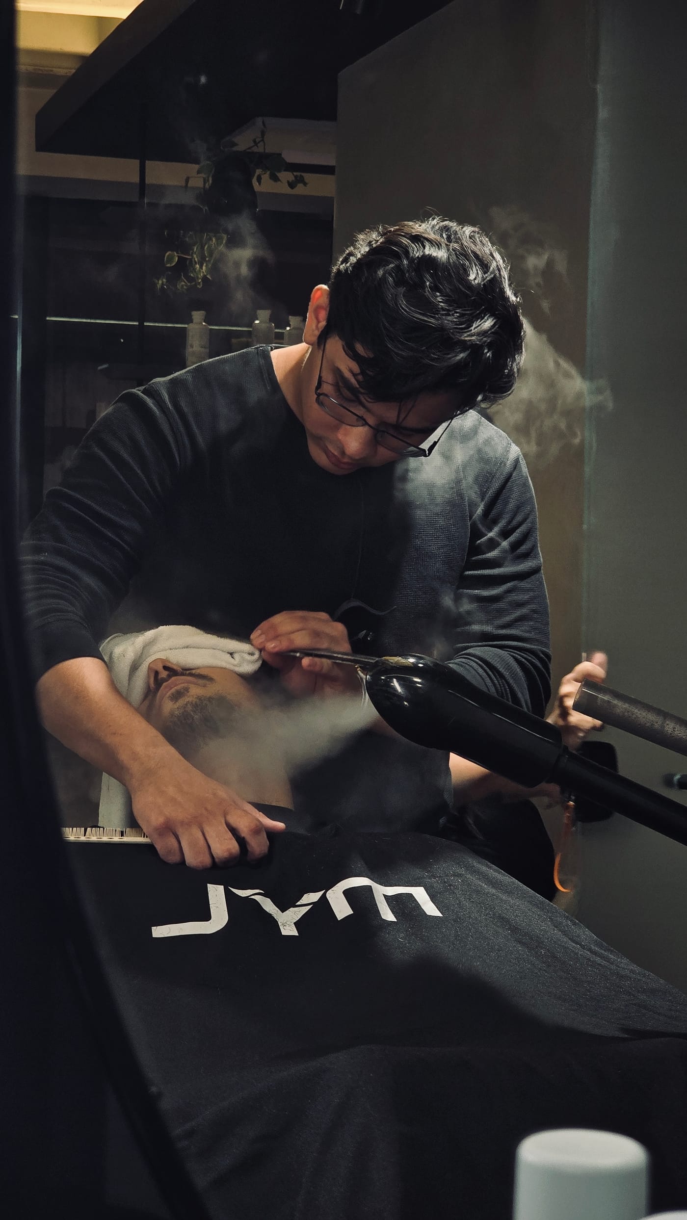 Barba sendo tratada com vapor na MYL Barber Clinic