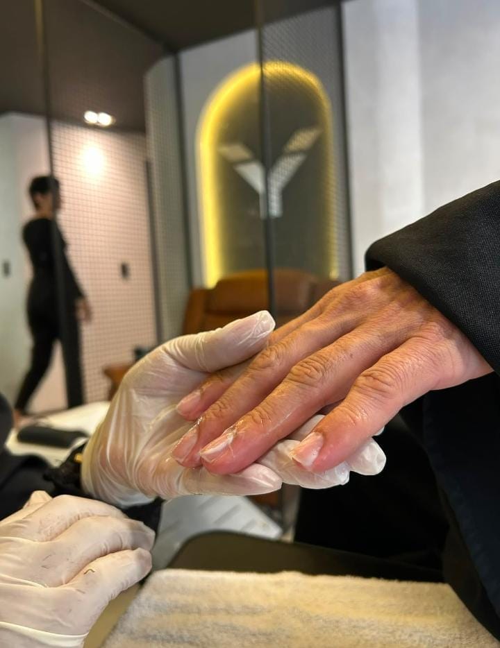 Detalhe de serviço de manicure na MYL Barber Clinic