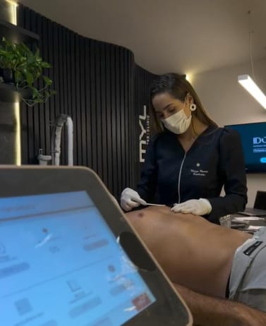 Procedimento de depilação a laser na MYL Barber Clinic