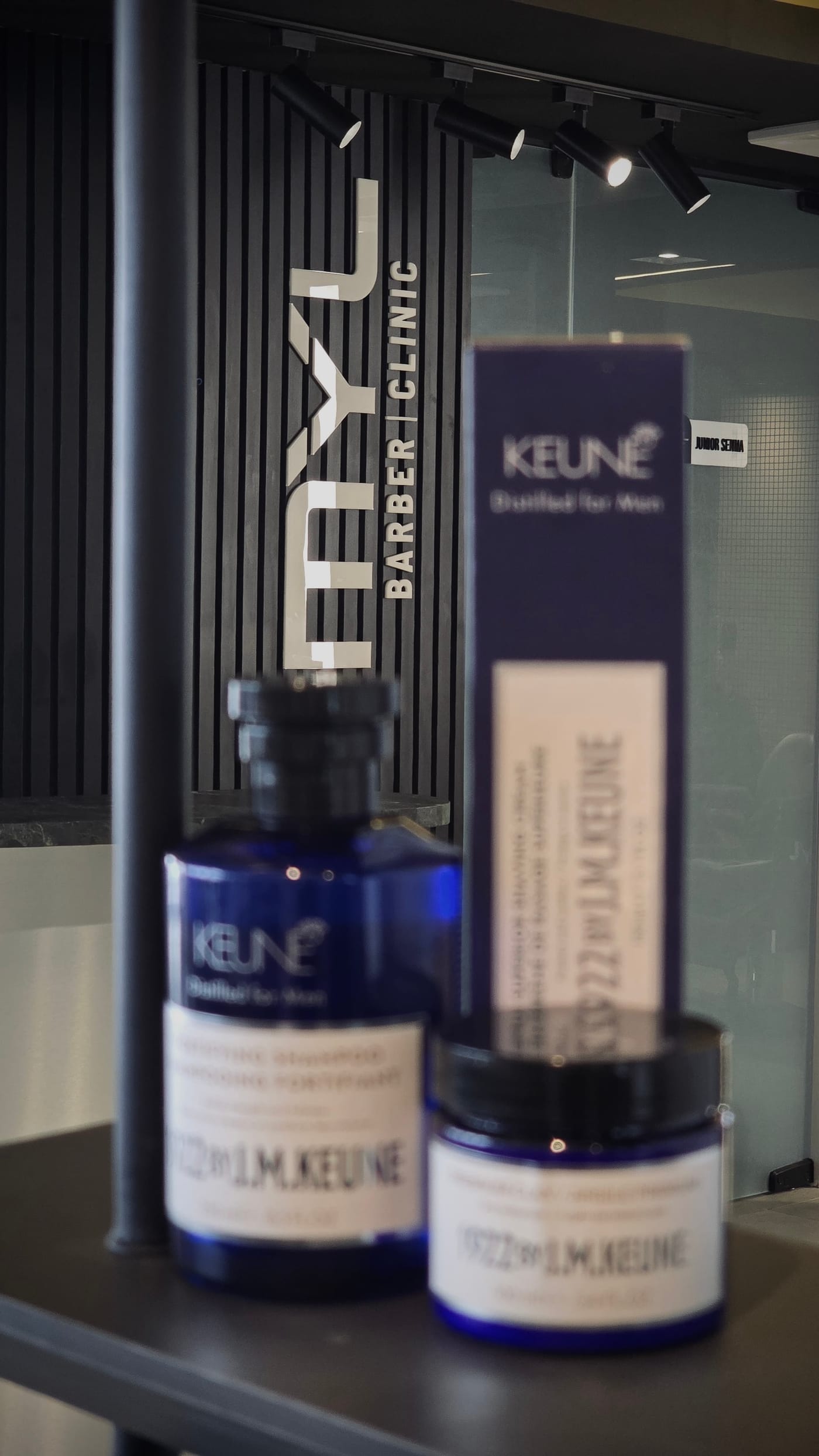 Ambiente da MYL Barber Clinic com produtos Keune